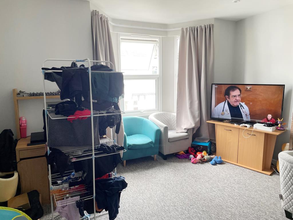 Lot: 19 - FREEHOLD HOUSE ARRANGED AS THREE FLATS IN CENTRAL WORTHING - Living room of first floor front flat